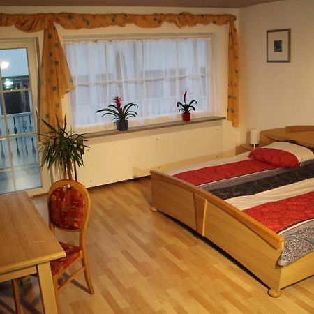 Ferienwohnung Mit 4 Schlafzimmer Fuer 2 Bis 9 Gaeste----Apartment With 4 Bedrooms For 2 To 9 Guests Nürnberg Kültér fotó