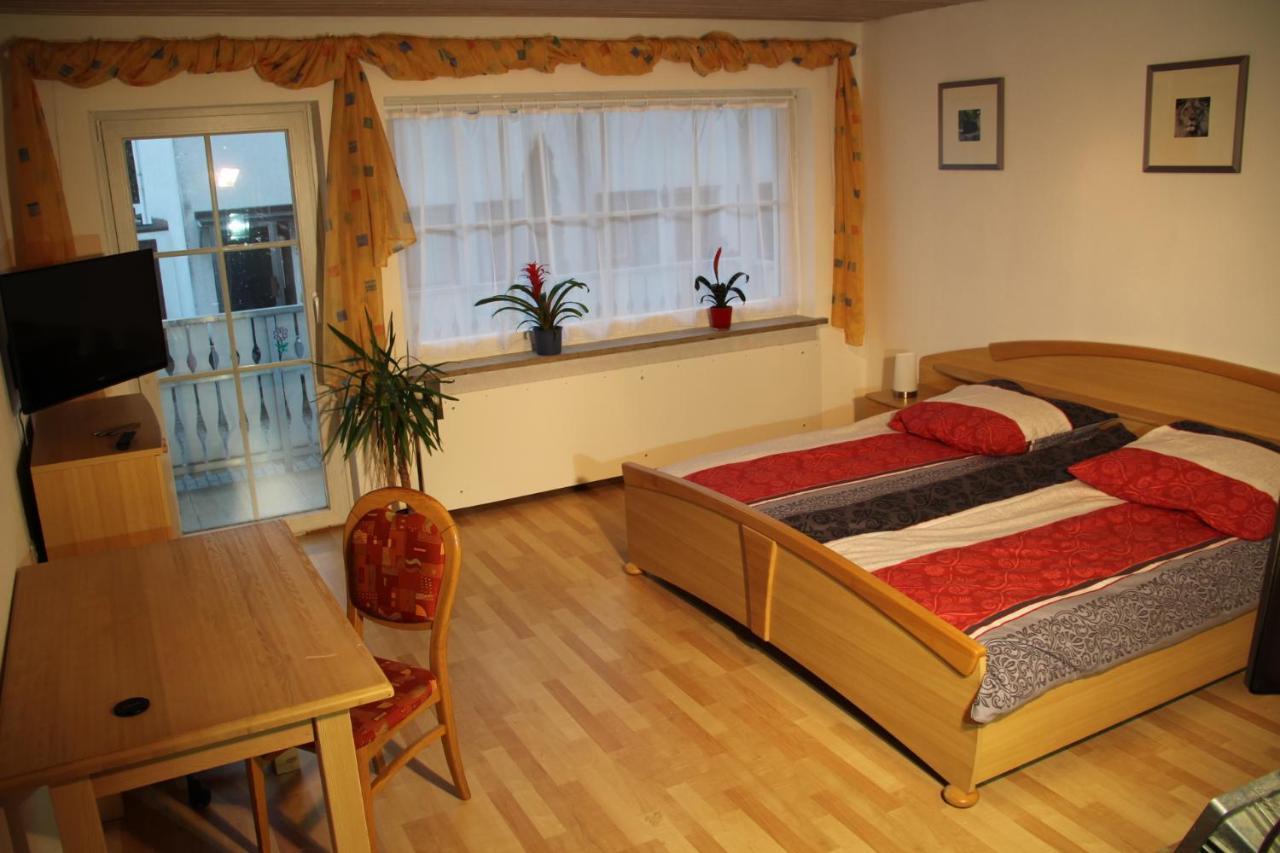Ferienwohnung Mit 4 Schlafzimmer Fuer 2 Bis 9 Gaeste----Apartment With 4 Bedrooms For 2 To 9 Guests Nürnberg Kültér fotó