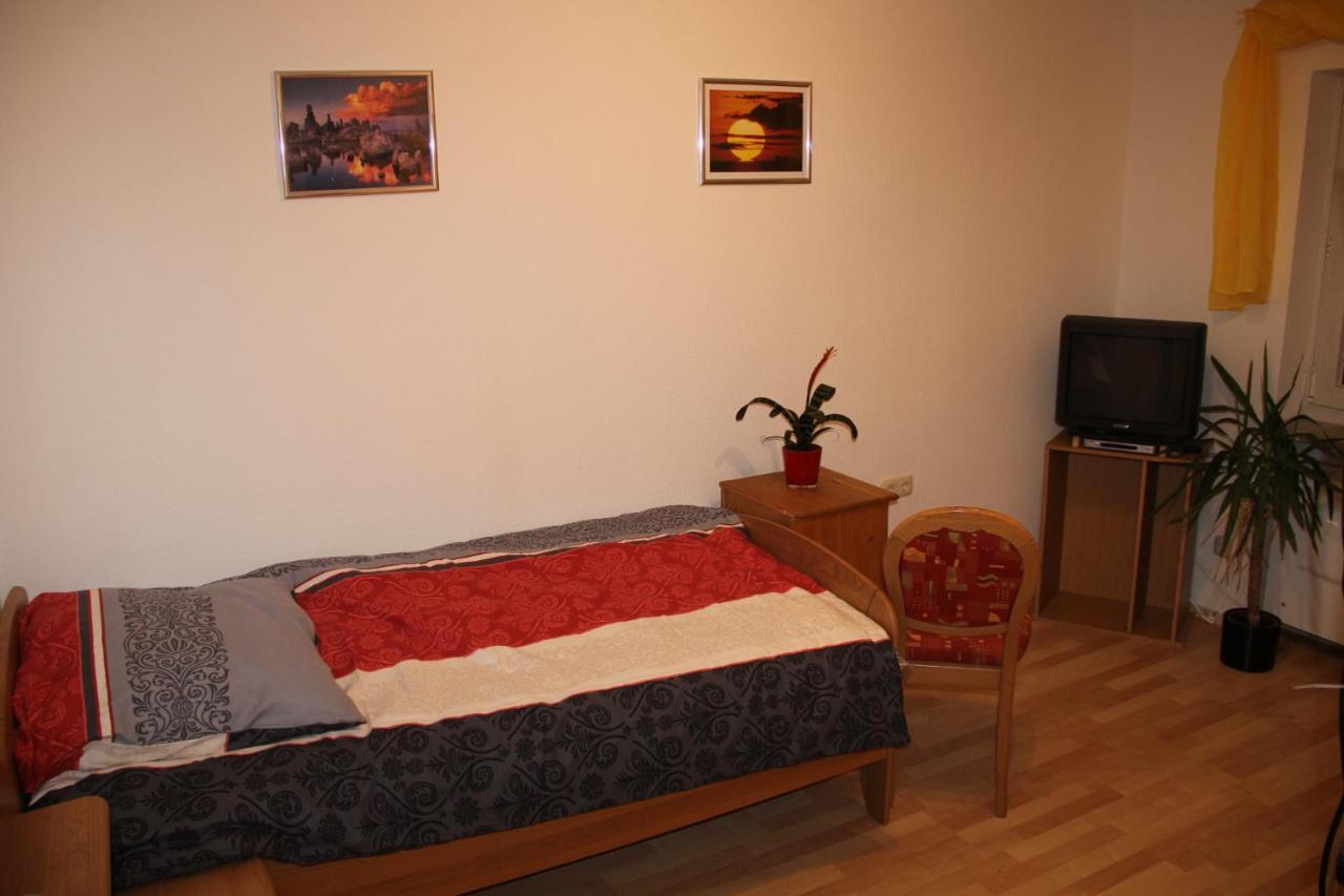 Ferienwohnung Mit 4 Schlafzimmer Fuer 2 Bis 9 Gaeste----Apartment With 4 Bedrooms For 2 To 9 Guests Nürnberg Kültér fotó